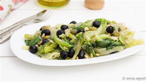 Insalata cotta in padella, un contorno appetitoso e colorato.