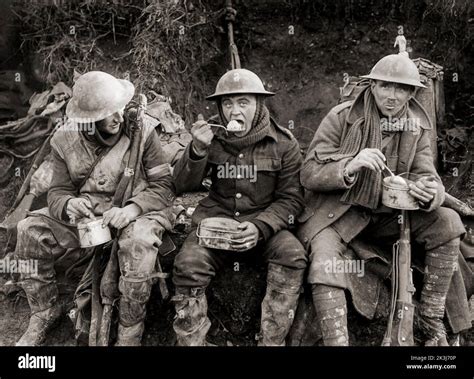 Foto d'epoca di soldati che ricevono razioni di cioccolato durante la Prima Guerra Mondiale