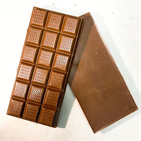Schema che illustra la composizione di una tavoletta di cioccolato con i suoi ingredienti principali