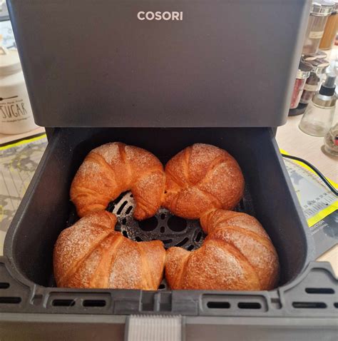 Immagine di cornetti appena sfornati dalla friggitrice ad aria, dorati e fragranti.
