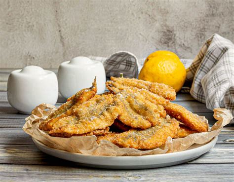 Alici impanate e fritte, pronte per essere servite