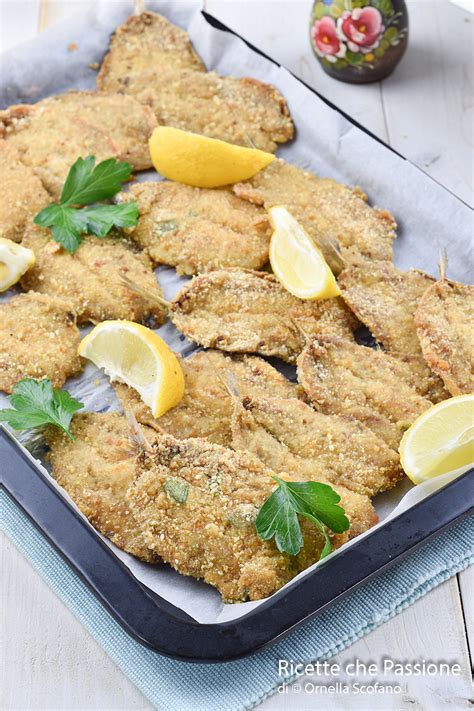 Piatto finito con alici panate, ricotta e verdure