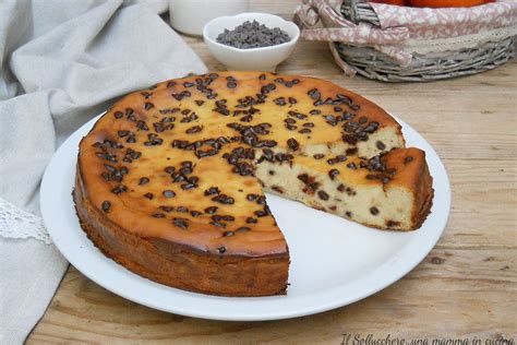 Ingredienti base per la torta di ricotta e arancia: ricotta, uova, zucchero, cioccolato fondente, arancia