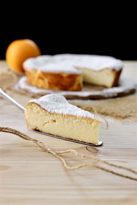 Torta di ricotta e arancia guarnita con frutti rossi freschi