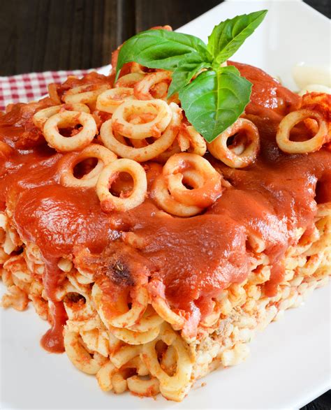Ingredienti freschi per la preparazione degli anelletti al forno