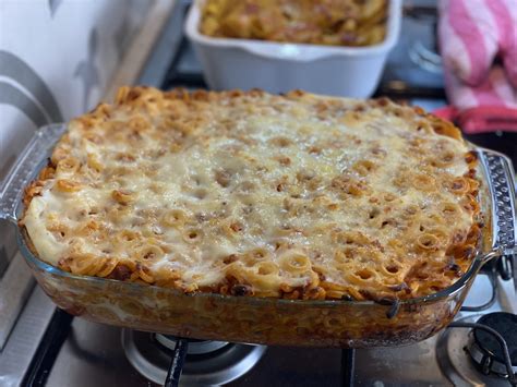 Pirofila con anelletti al forno pronta per essere infornata