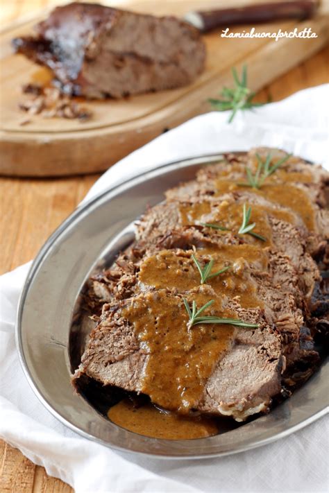 Ingredienti per il brasato: carne di manzo, vino rosso, sedano, carota, cipolla, aglio, rosmarino, alloro, olio d'oliva, sale, pepe.