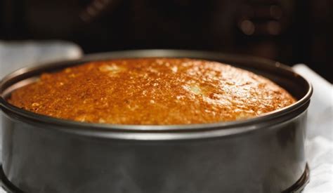 Immagine della torta appena sfornata, ancora calda nel suo stampo