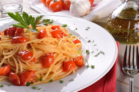 Ingredienti freschi per la pasta con zucca e pomodorini secchi