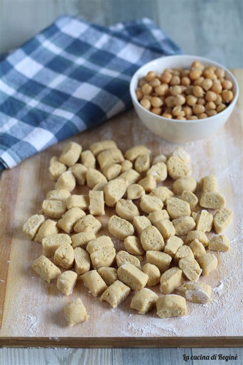 Immagine degli gnocchi di ceci appena formati e rigati