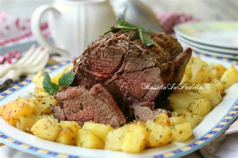 un succulento arrosto di manzo al forno servito con patate arrosto e rosmarino