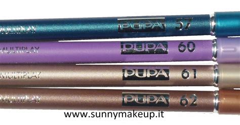 Una selezione di matite occhi vegane in diverse colorazioni vivaci e sfumature metalliche.
