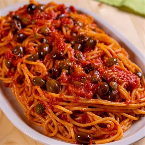 pasta mantecata in padella con sugo di pomodorini, capperi e olive