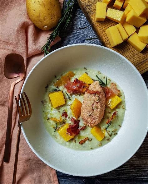 impiattamento del salmone mantecato con vellutata, polenta e guanciale croccante