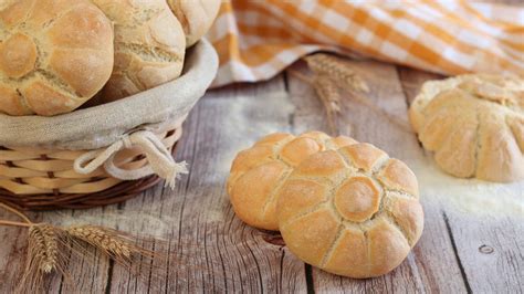 Immagine di rosette di pane farcite con un misto di verdure colorate.