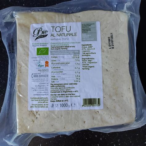 panetto di tofu tagliato a cubetti