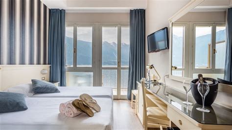 Interno di una camera Comfort con balcone e vista sul lago