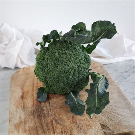 Primo piano di un broccolo crudo con una texture dettagliata