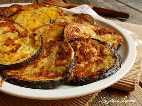 Tanti tocchetti di melanzane dorate e fritte su carta assorbente