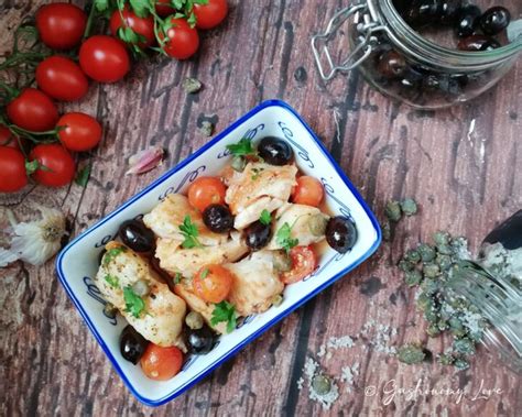 Immagine di ingredienti freschi per l'insalata di baccalà: pomodorini, olive, capperi, prezzemolo
