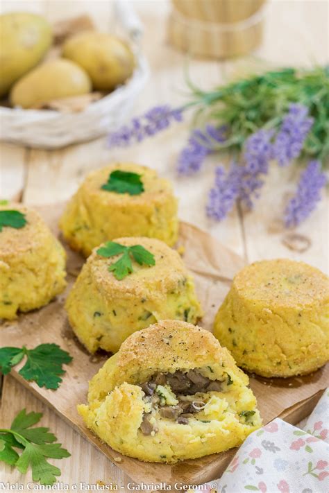Immagine di tortini di patate e funghi pronti per essere serviti, con un cuore filante di formaggio visibile.