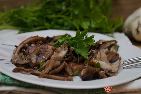 Immagine di funghi trifolati in padella con aglio e prezzemolo.