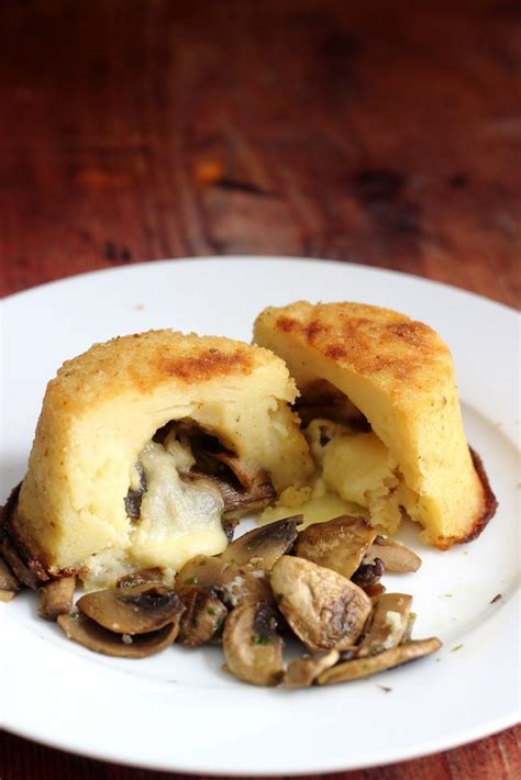 Immagine di stampini monoporzione riempiti con il composto di patate e il ripieno di funghi e formaggio.