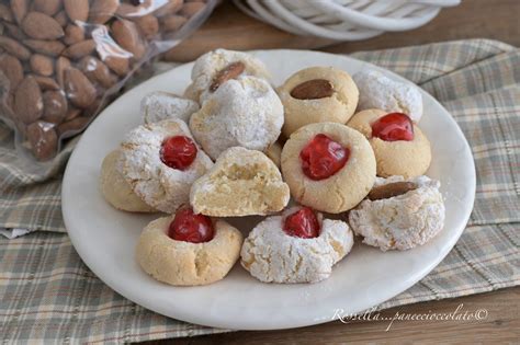 Ingredienti per le paste di mandorla siciliane: mandorle, zucchero, albumi