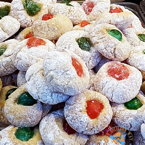 Biscotti di mandorla siciliani pronti per essere infornati
