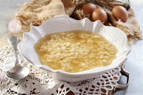 Una ciotola fumante di stracciatella alla romana, con filamenti sottili di uovo nel brodo dorato.