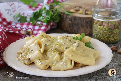 Foto di un piatto di pasta con crema di pistacchi, guarnito con granella di pistacchi e parmigiano.