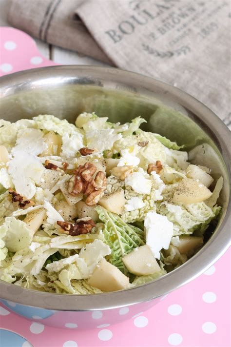 insalata di verza tagliata finemente con noci e pomodorini