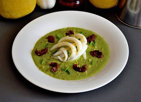 Impiattamento di tagliatelle di calamaro CBT su crema di piselli e menta