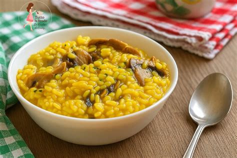 Immagine di un risotto cremoso allo zafferano con funghi porcini secchi, guarnito con scaglie di parmigiano e prezzemolo tritato.