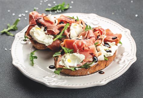 Immagine di crostini con prosciutto San Daniele e crema di formaggio, guarniti con miele di castagno