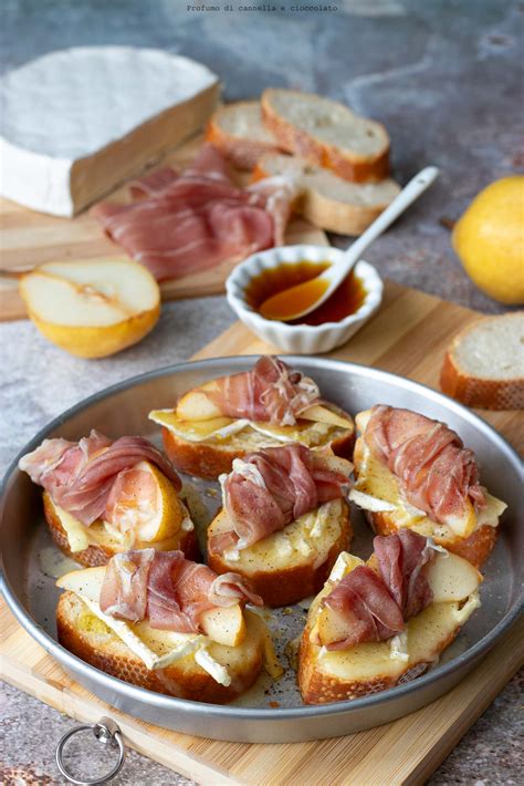 Immagine di crostini con prosciutto crudo, noci e miele di corbezzolo su pane tostato