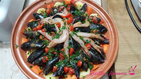 Immagine ravvicinata di un Tajine di pesce colorato e invitante