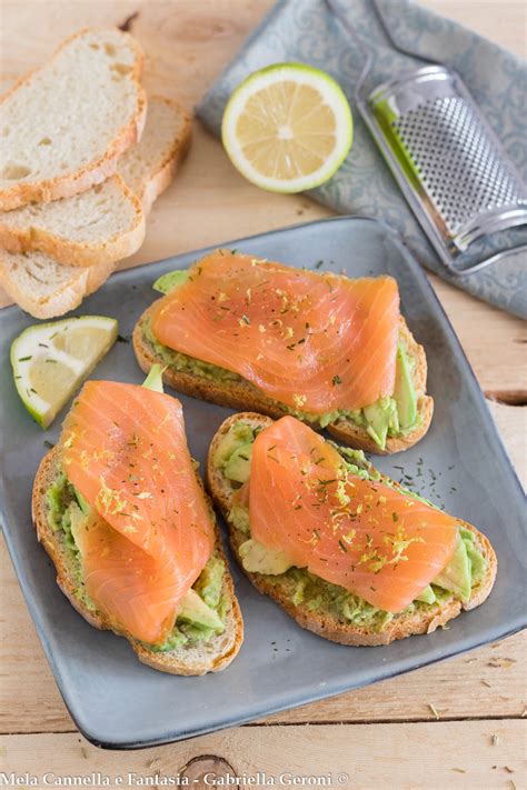 Ingredienti per sandwich di salmone e ricotta: pane, salmone affumicato, ricotta, olio, sale, pepe, aneto
