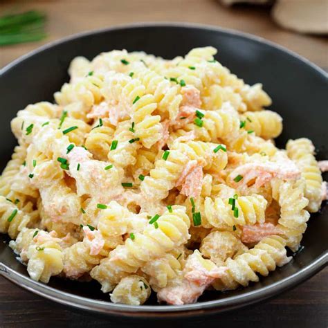 Preparazione del condimento per pasta con ricotta e salmone: soffritto, aggiunta di ricotta e acqua di cottura