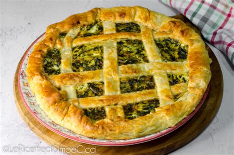 Farcitura di una torta salata con ricotta, salmone e spinaci