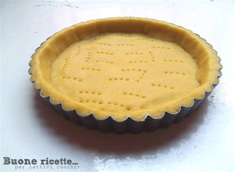 Stampo da crostata rivestito con pasta frolla