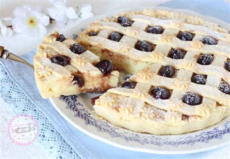 Base della crostata farcita con amarene e crema di marroni