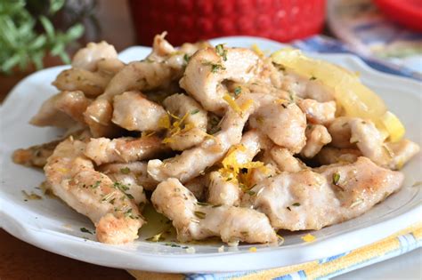 Straccetti di pollo dorati in padella con salsa cremosa