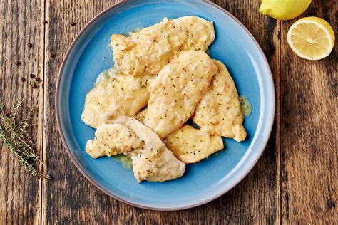 Petto di pollo al limone con salsa cremosa e scorzetta grattugiata