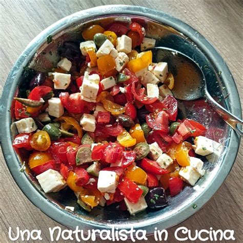 Ingredienti freschi per la pasta con frutti di cappero e pomodorini
