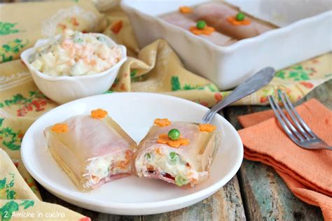 Pirofila con involtini di prosciutto e insalata russa ricoperti di gelatina in fase di rassodamento