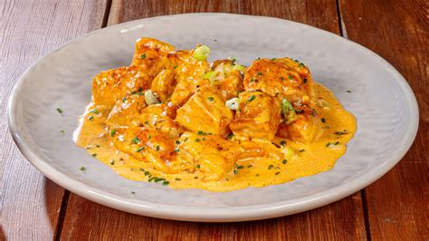 Immagine di un piatto di pollo alla paprika con contorno