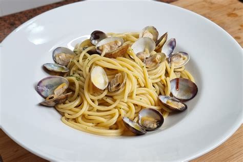 piatto di spaghetti alle vongole decorato con prezzemolo