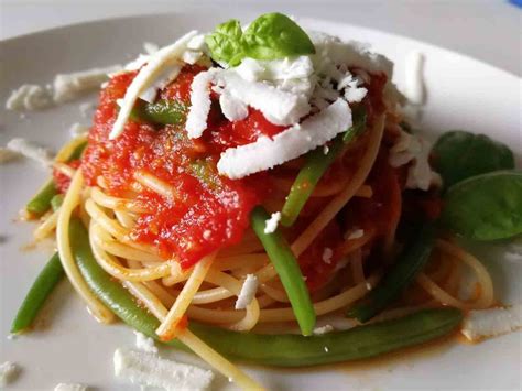 Immagine di un piatto di spaghetti con fagiolini freschi e colorati
