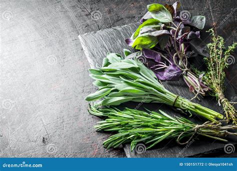 Primo piano su un mix di erbe fresche tritate: basilico, aneto, origano e timo.